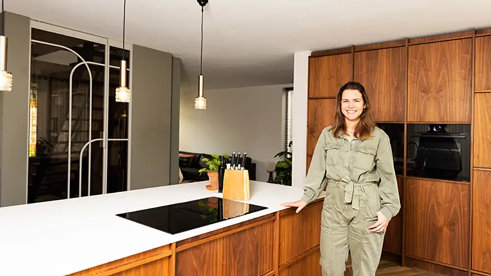 Vrouw poseert in keuken