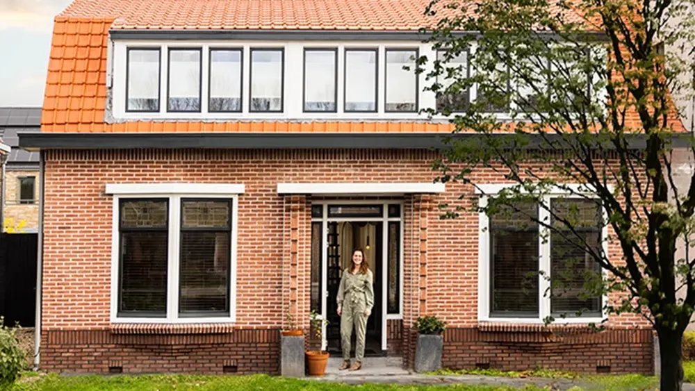 Vrouw voor eigen woning