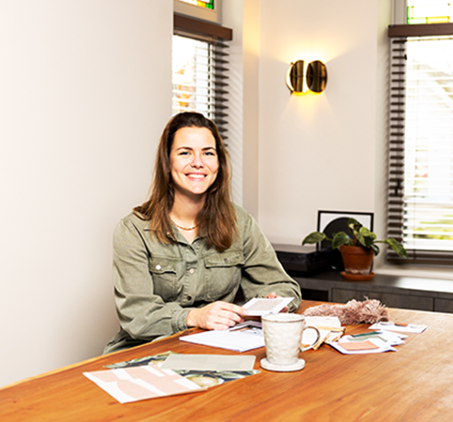 Vrouw aan keukentafel