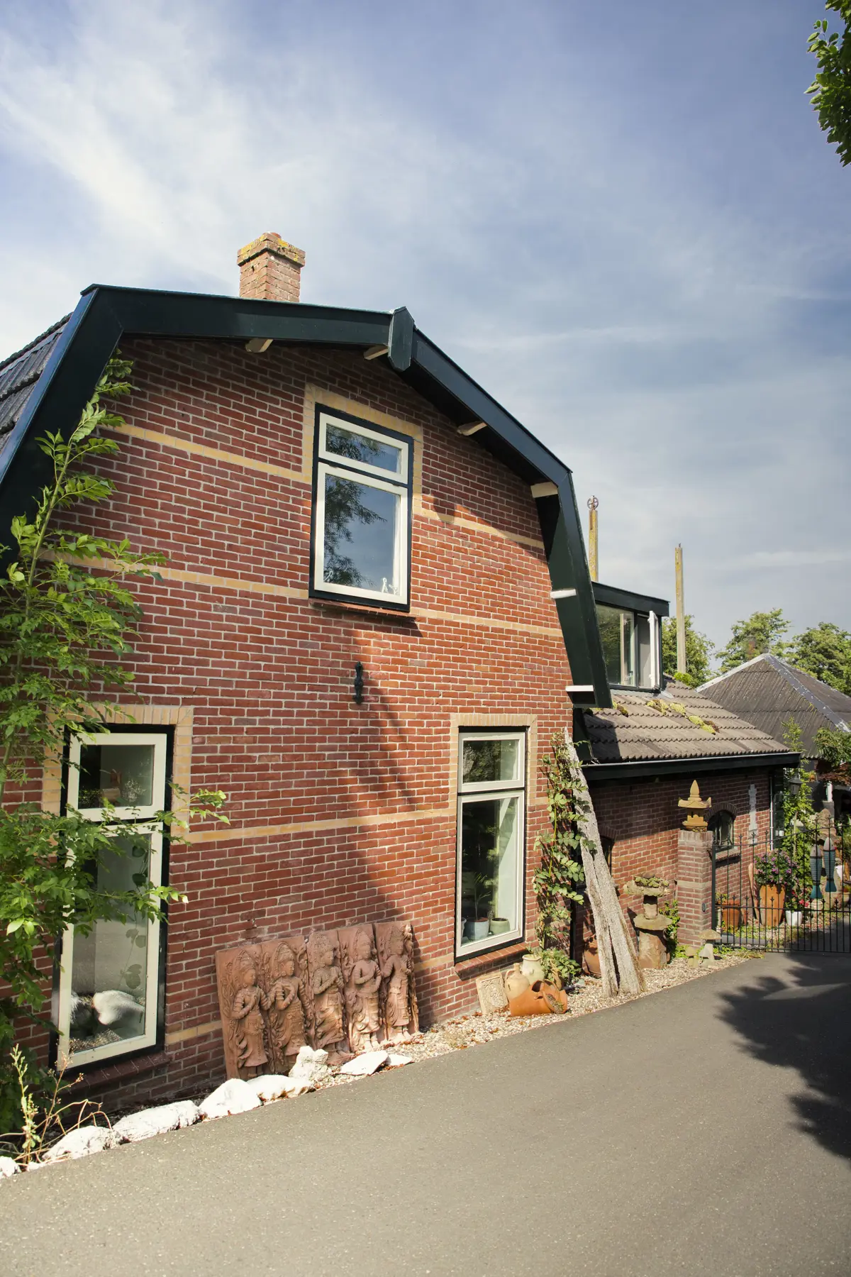 Een oud huis vanaf de zijkant gefotografeerd.