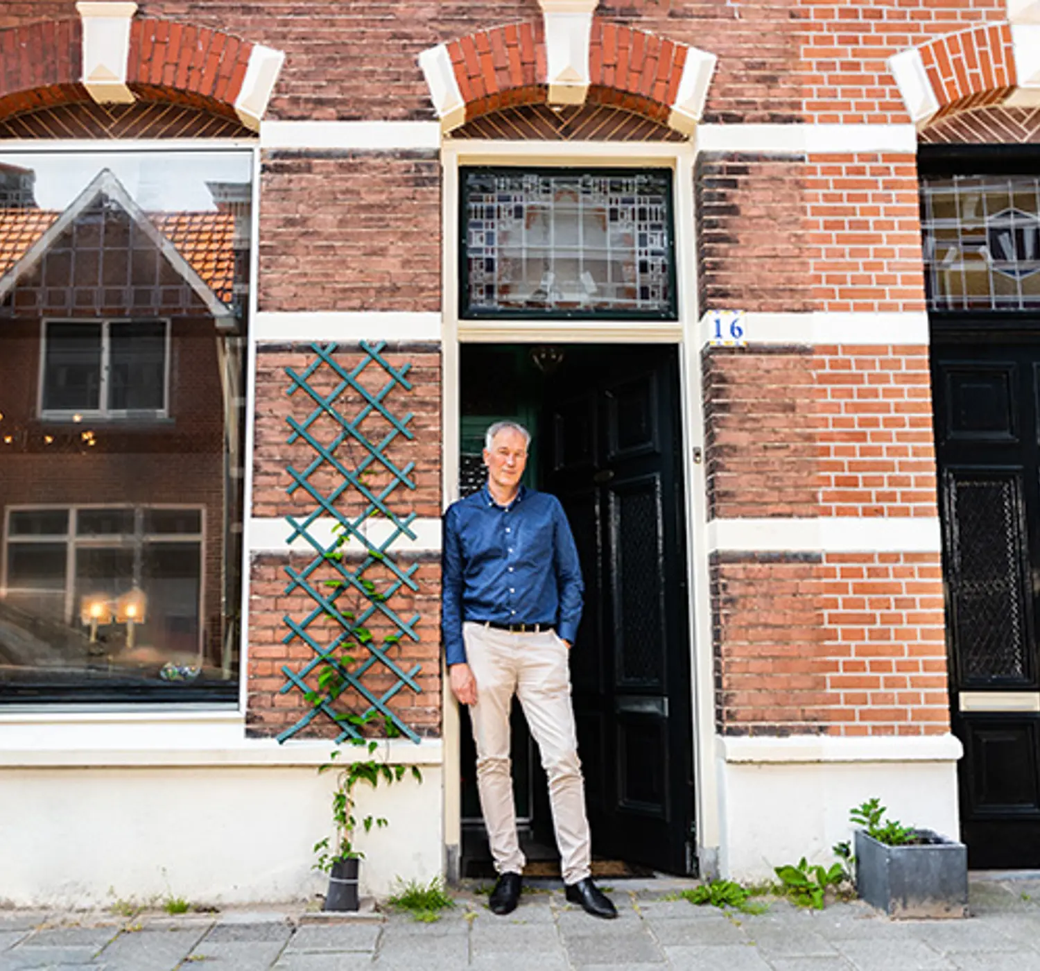 Man in deuropening eigen huis