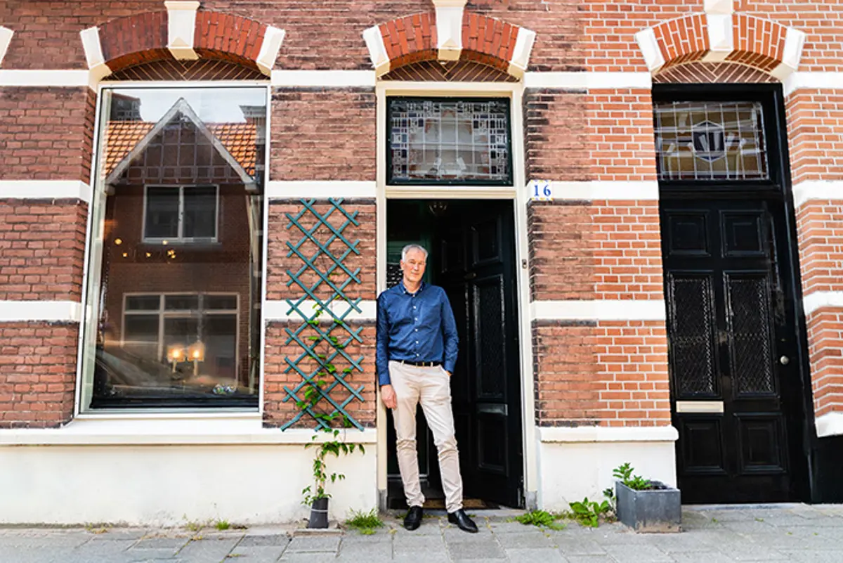 Man in deuropening eigen huis