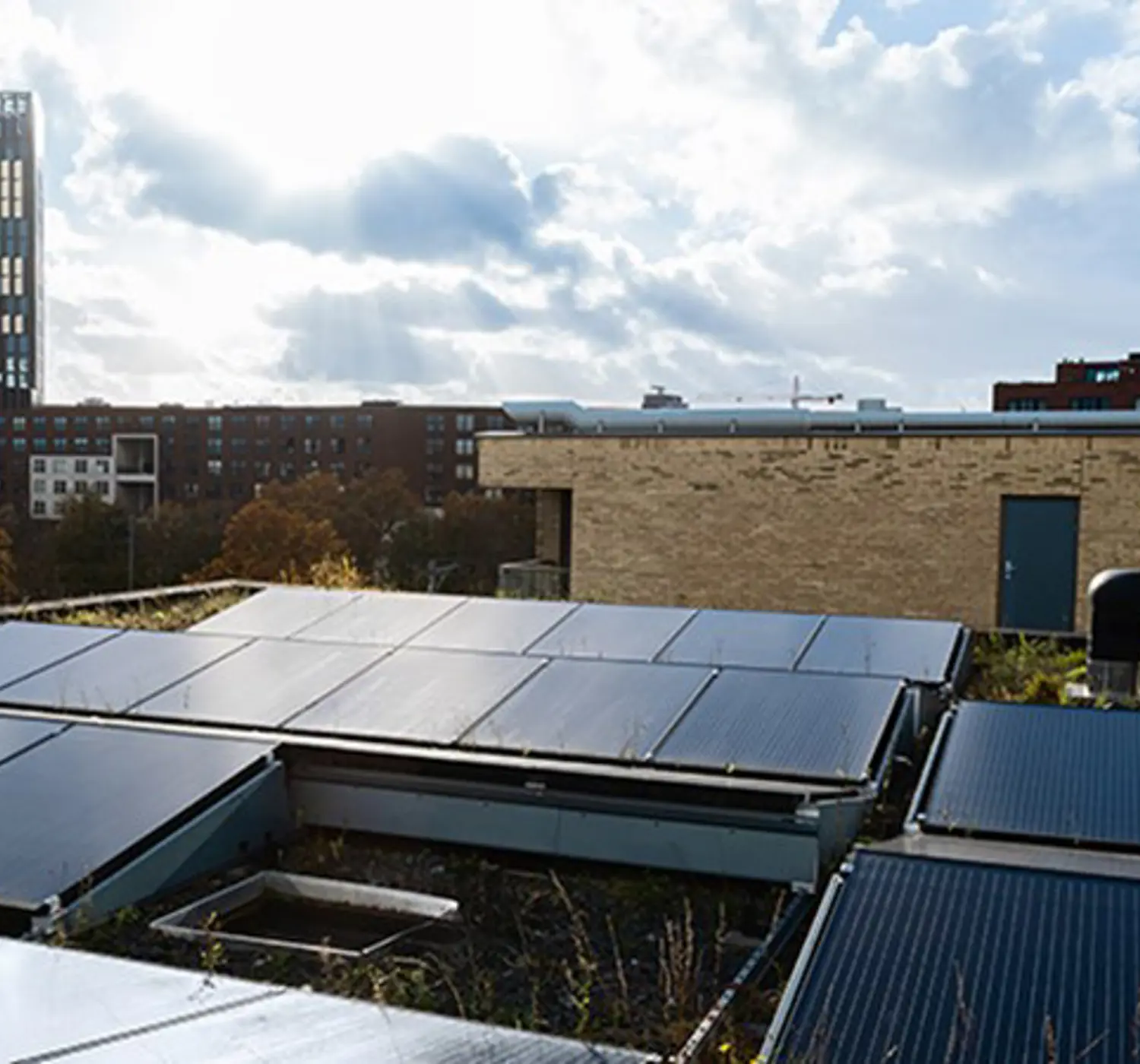 Zonnepanelen bovenop dak appartementengebouw in Amsterdam