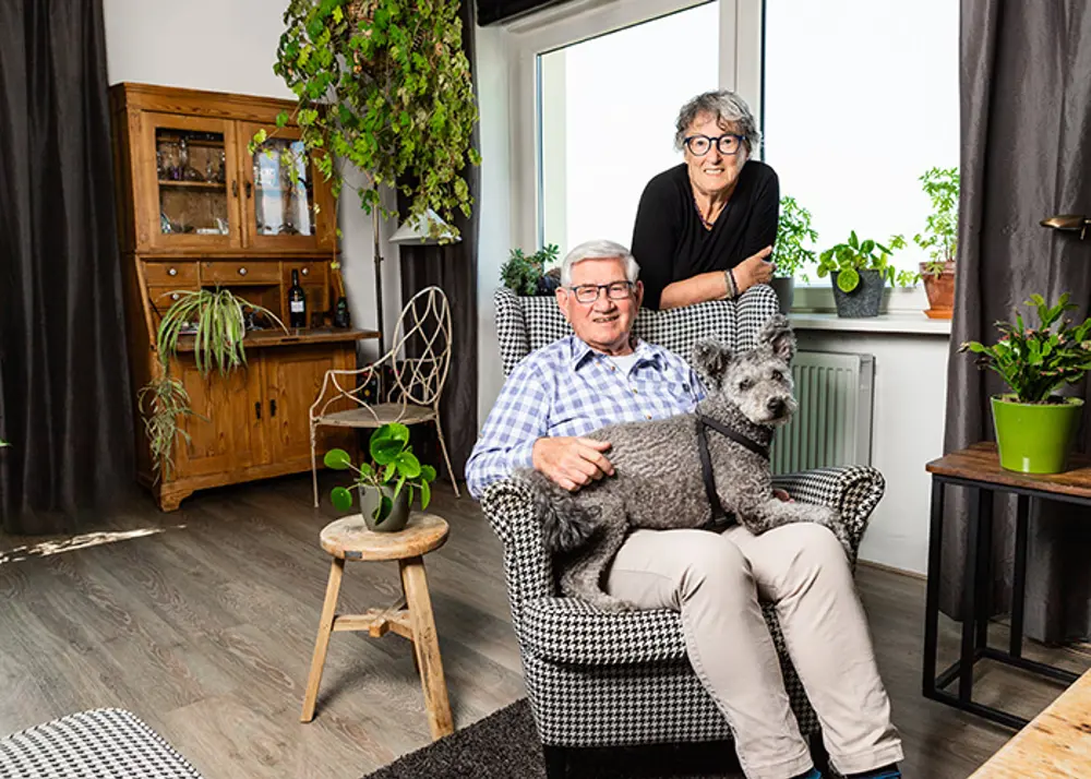 Stel met hond in woonkamer