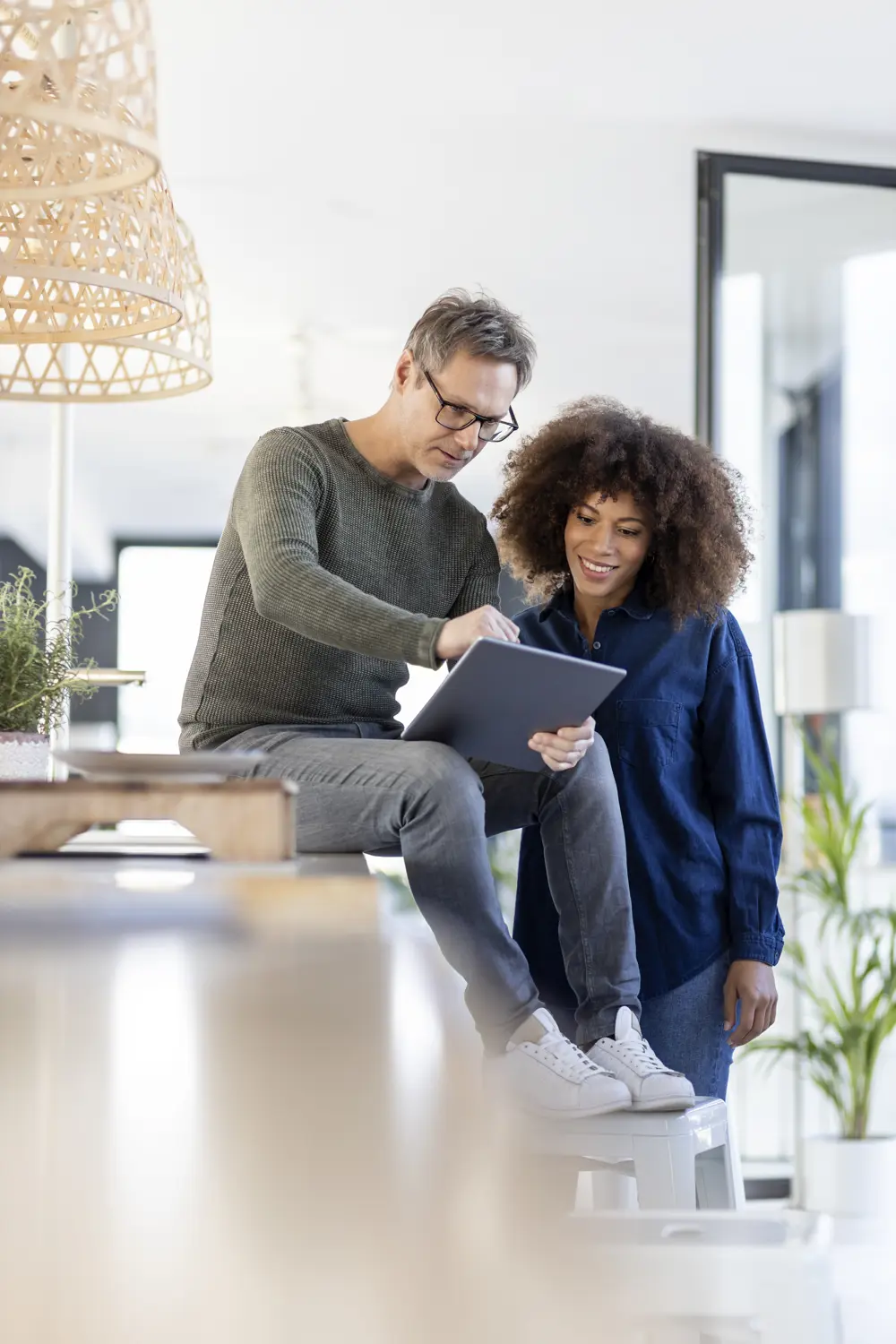 Stel kijkt samen naar tablet