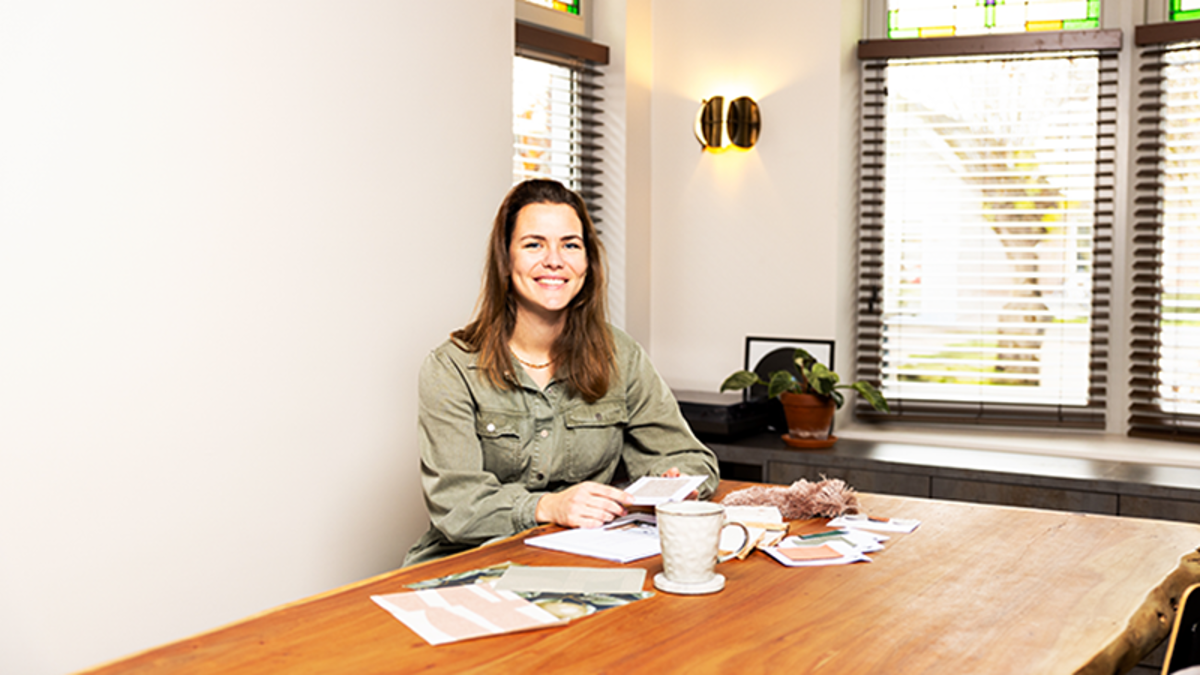 Vrouw aan keukentafel