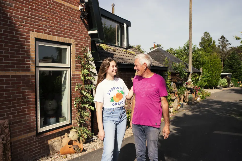 Vader en dochter lachend in de achtertuin