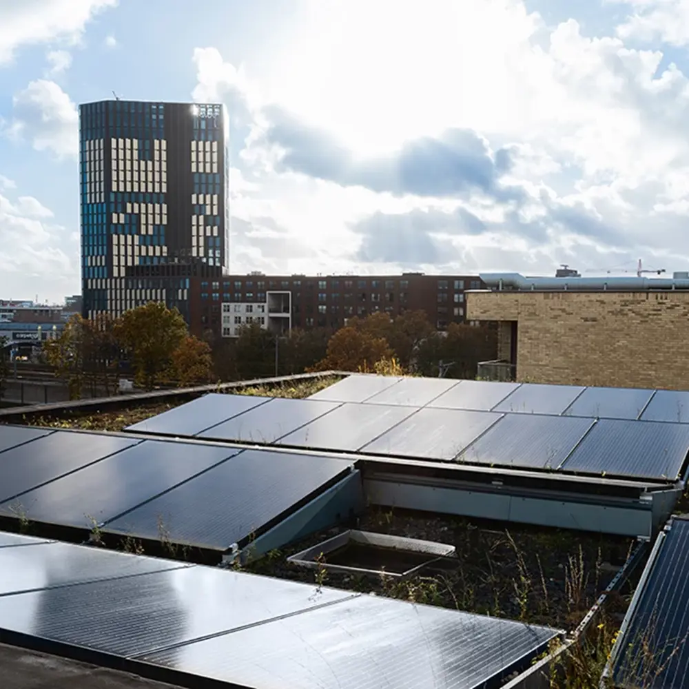 Zonnepanelen bovenop dak in Amsterdam