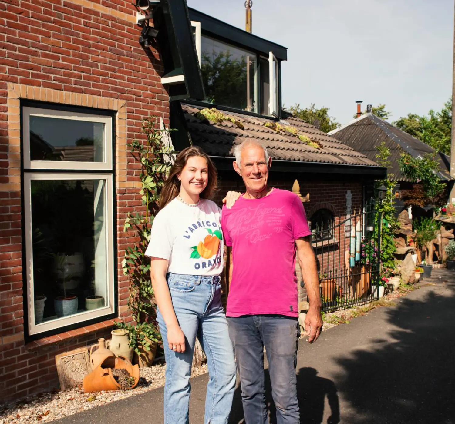 Vader en dochter in achtertuin