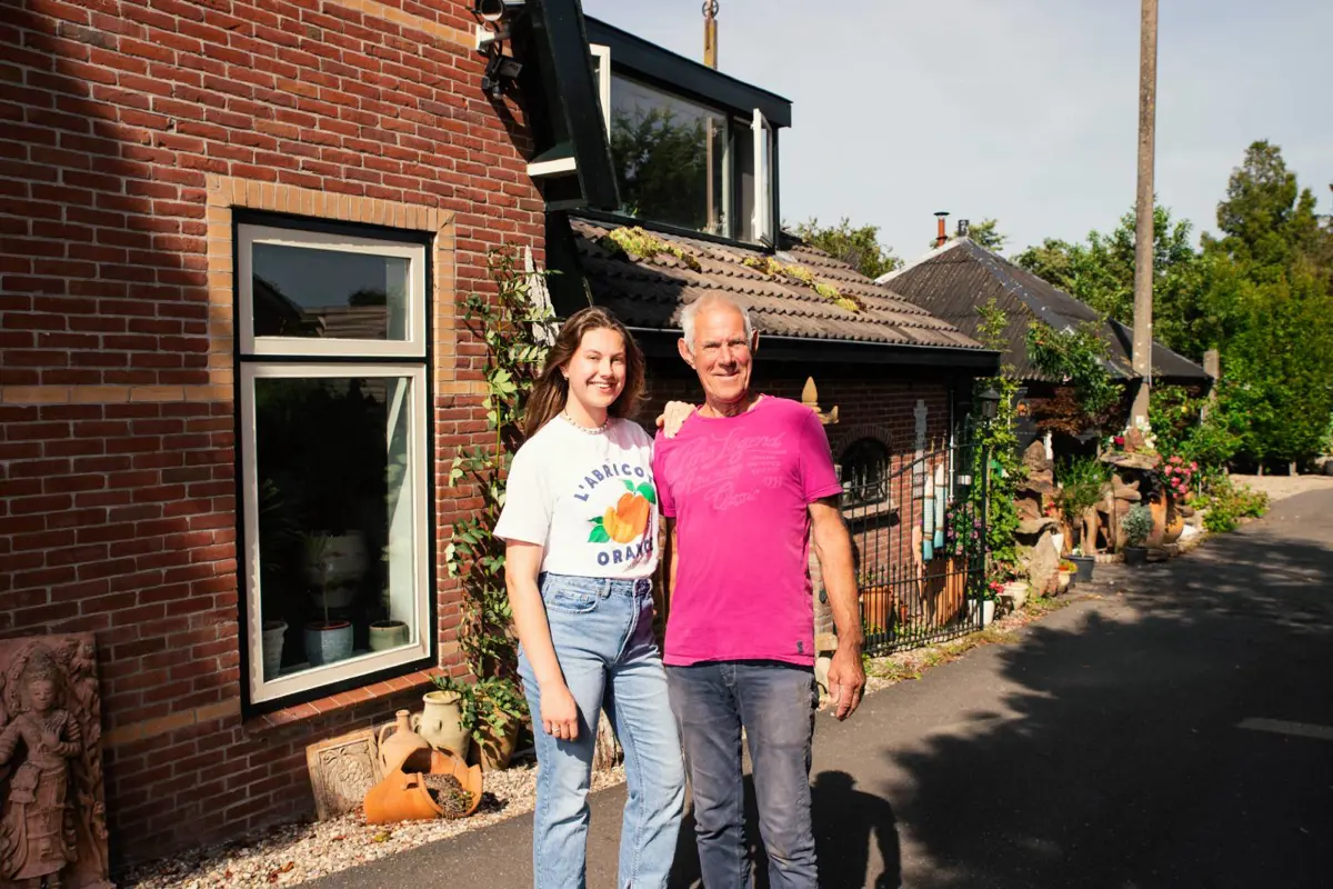 Vader en dochter in achtertuin