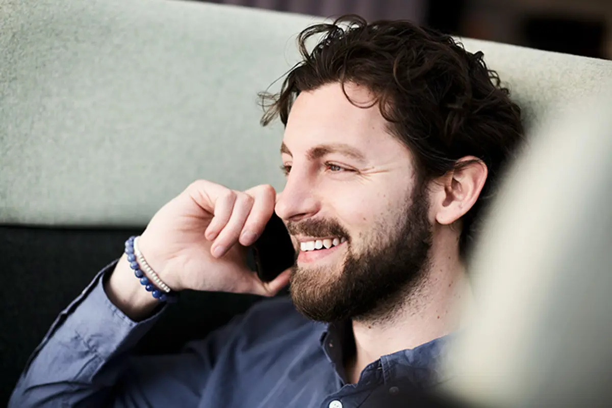 Adviseur telefoneert met een mobiele telefoon.